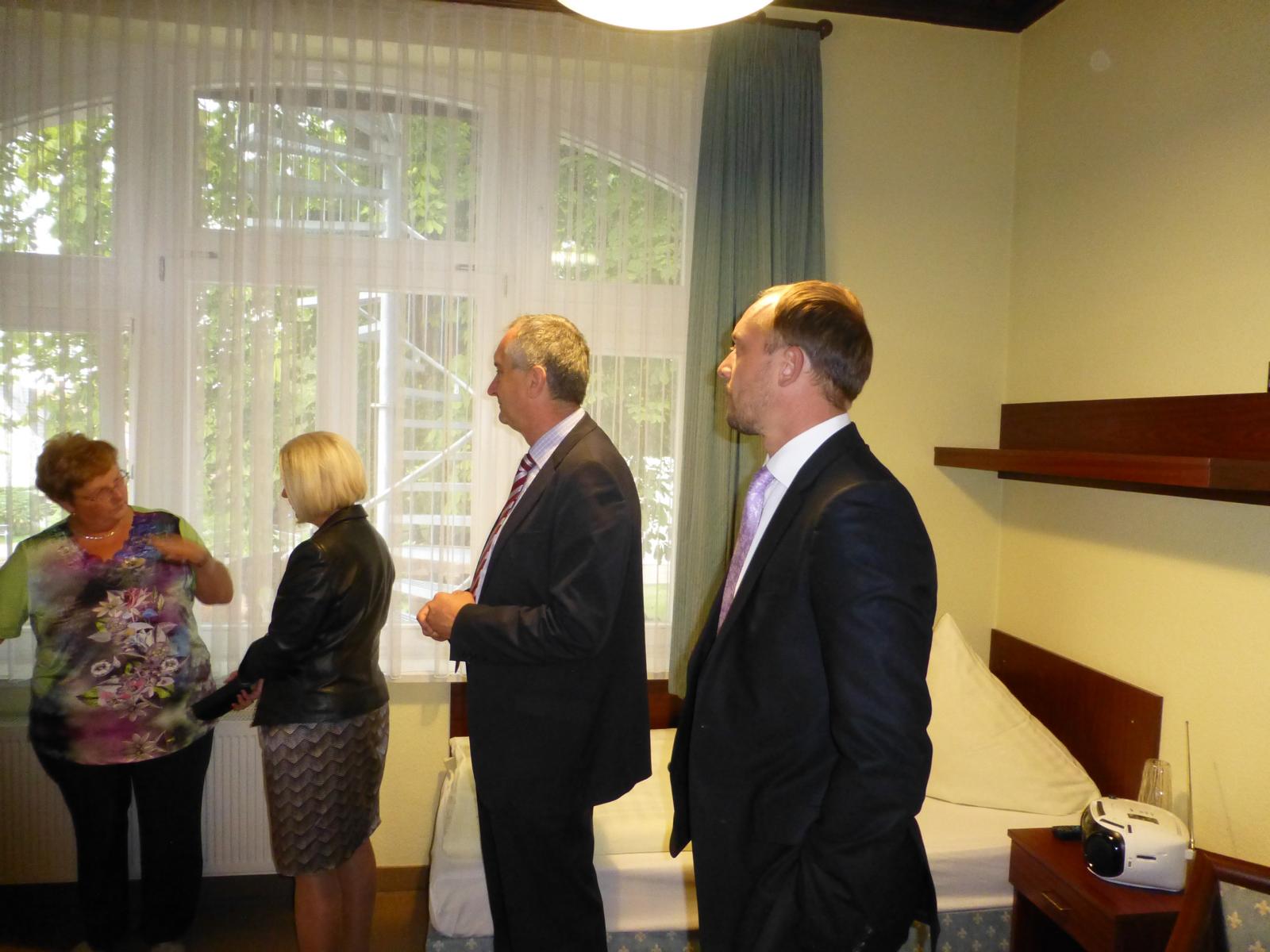 Besichtigung der Gästezimmer in der Villa Aura mit Sozialministerin Clauß
