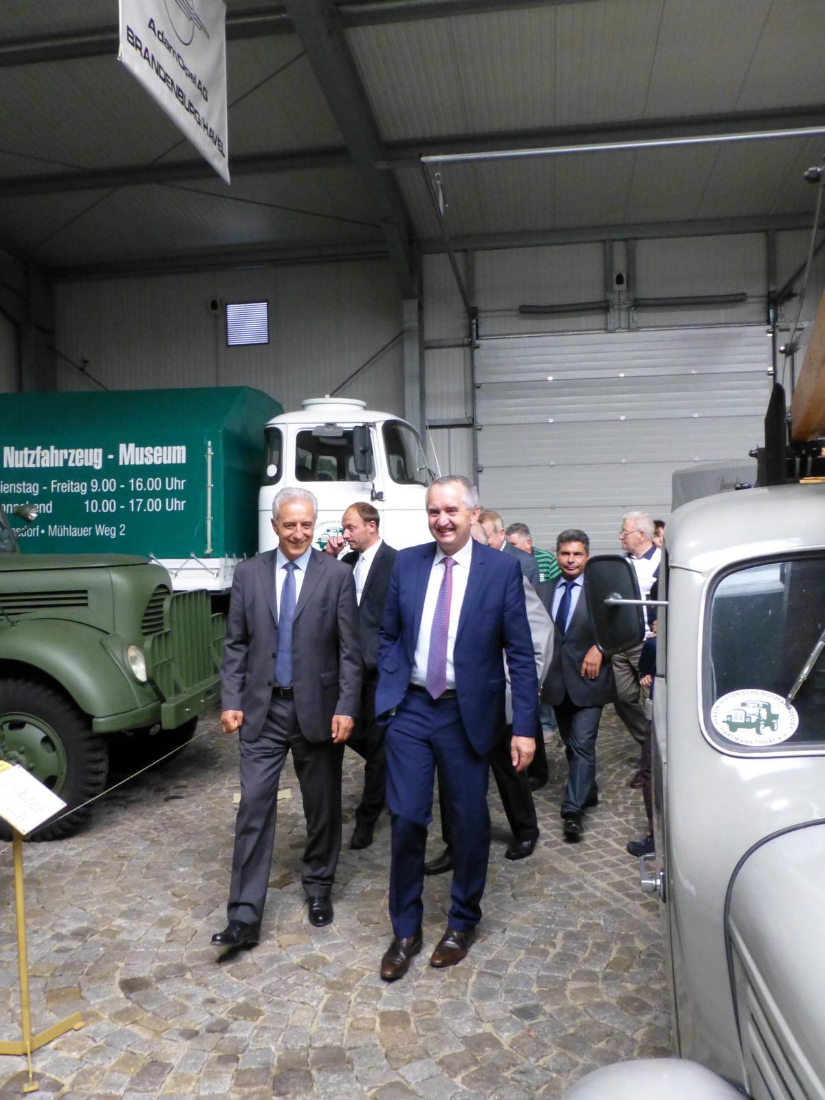 Rundgang im Nutzfahrzeugmuseum Hartmannsdorf mit Ministerpräsident Tillich und Thomas Schmidt MdL