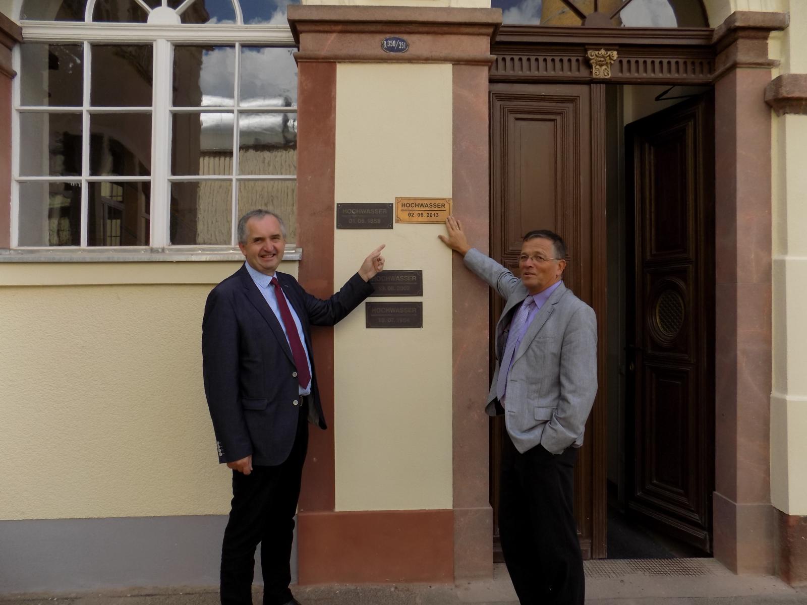 Staatsminister Thomas Schmidt vor historischen Pegelständen im Papierwerk in Penig.