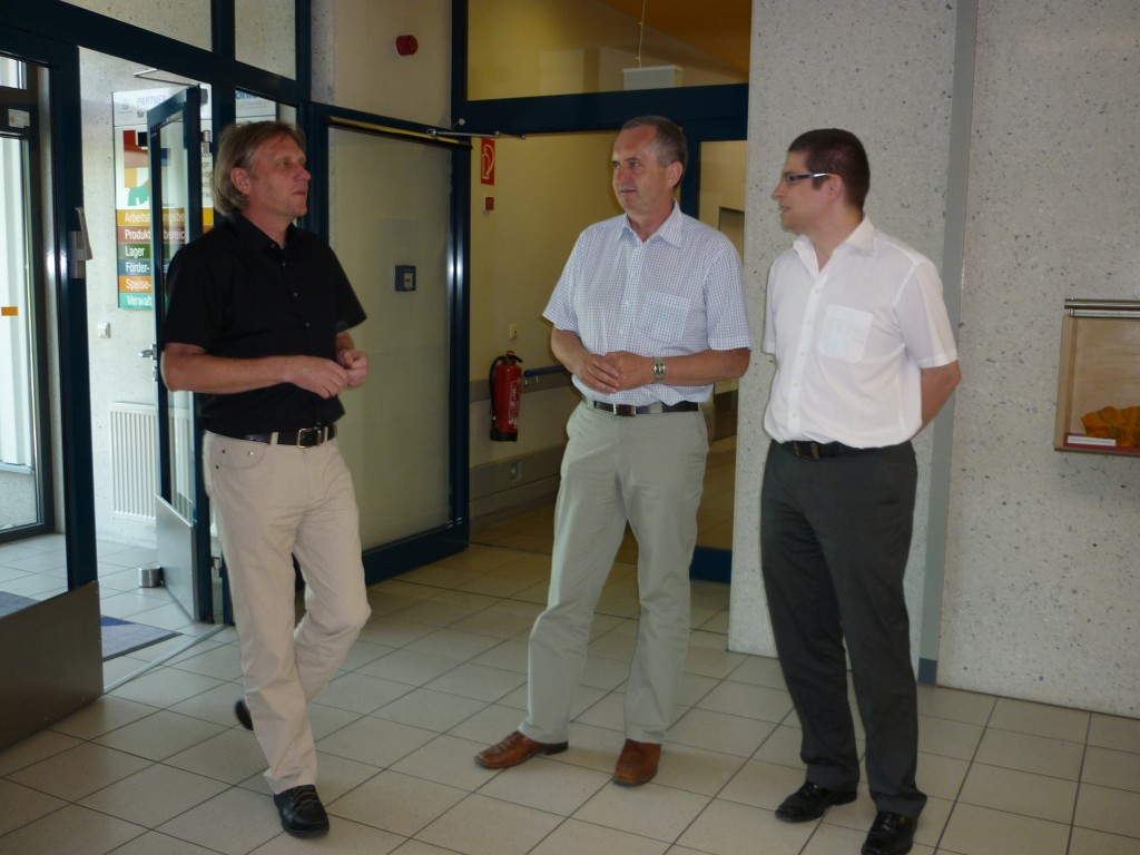 Werkstattleiter Andreas Petzold, Thomas Schmidt MdL und Bürgermeister Lars Naumann in der Partnerwerkstatt der Stadtmission.