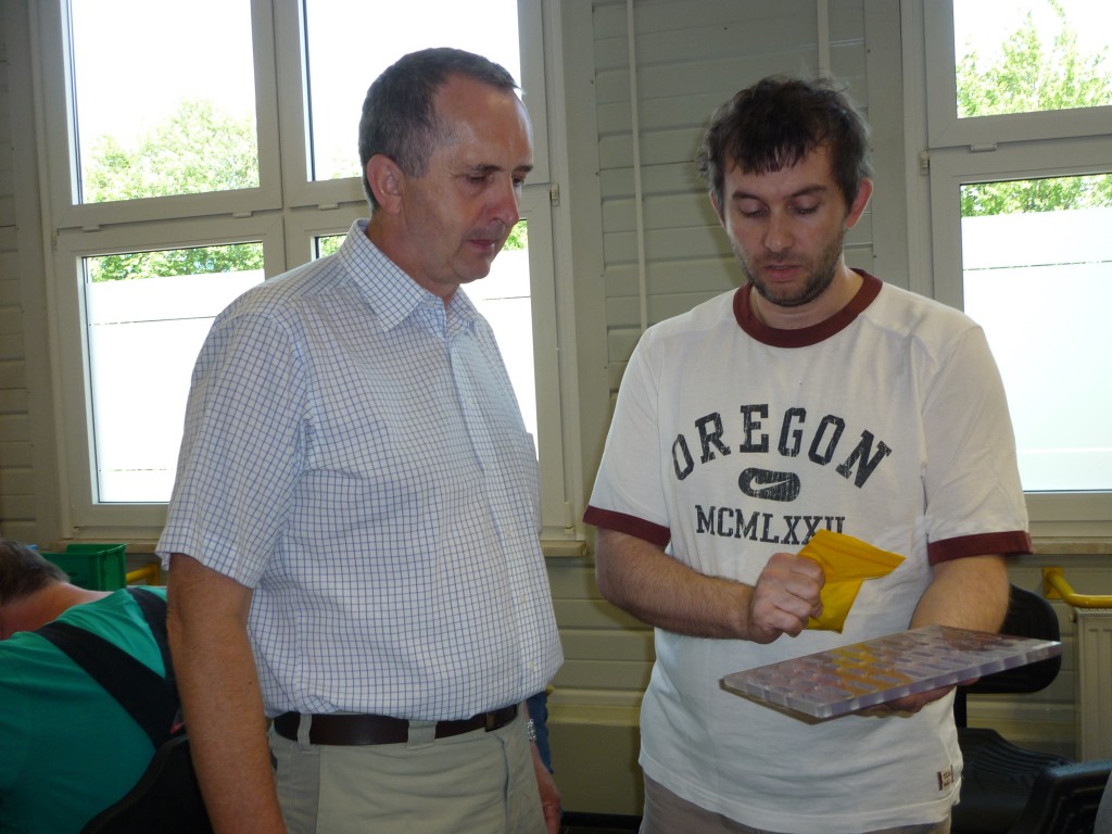 Thomas Schmidt MdL lässt sich ein Produkt der Partnerwerkstatt der Stadtmission Chemnitz erklären.