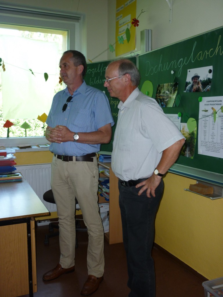 Vorstandmitglied Johannes Ulbricht und Wahlkreisabgeordneter Schmidt bei der Präsentation der Ergebnisse der Projektwoche.