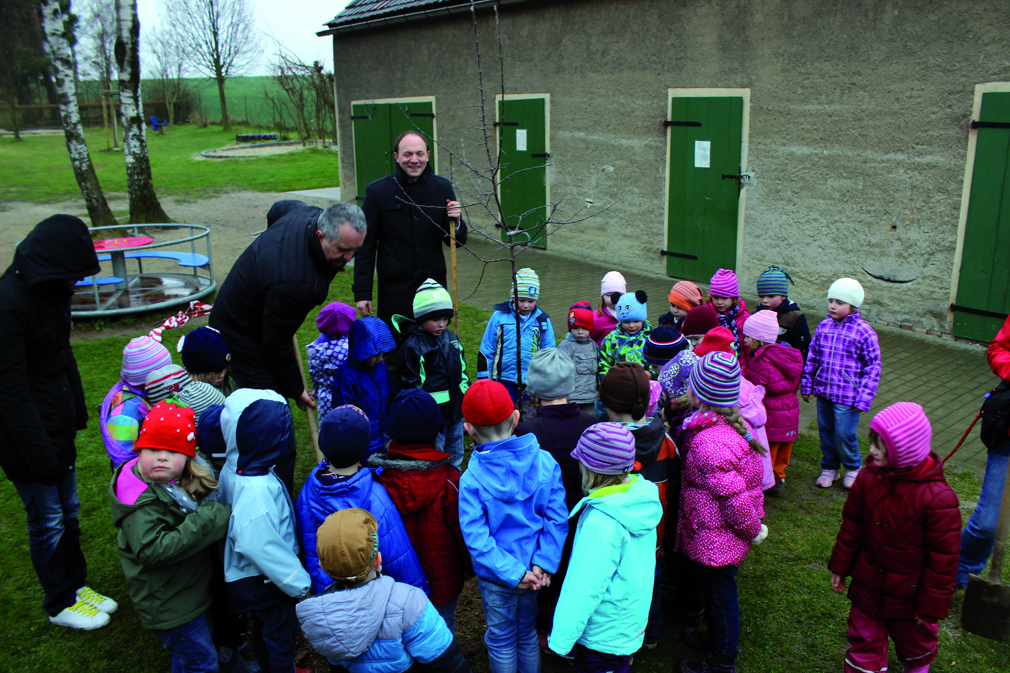 Baumpflanzung in der Kindertagesstätte Zwergenland in Penig