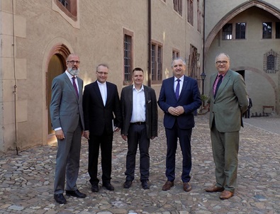 Der Landesbeauftragte der KAS-Sachsen, Dr. Joachim Klose, Landesbischof Dr. Carsten Rentzing, der Rochlitzer Schlosschef Peter Knierriem, der Direktor der Schlösser, Burgen und Gärten Sachsen gGmbH Dr. Christian Striefler sowie Staatsminister Thomas Schmidt MdL versammeln sich vor den historischen Mauern im Schlosshof (v.l.).