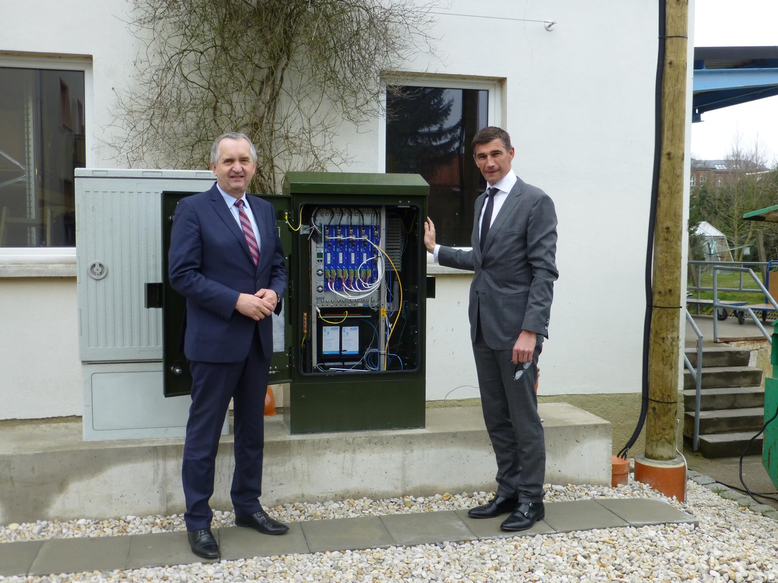 Staatsminister Thomas Schmidt mit CEO Werner Neubauer vor einer Neuentwicklung der ELCON Systemtechnik GmbH. 